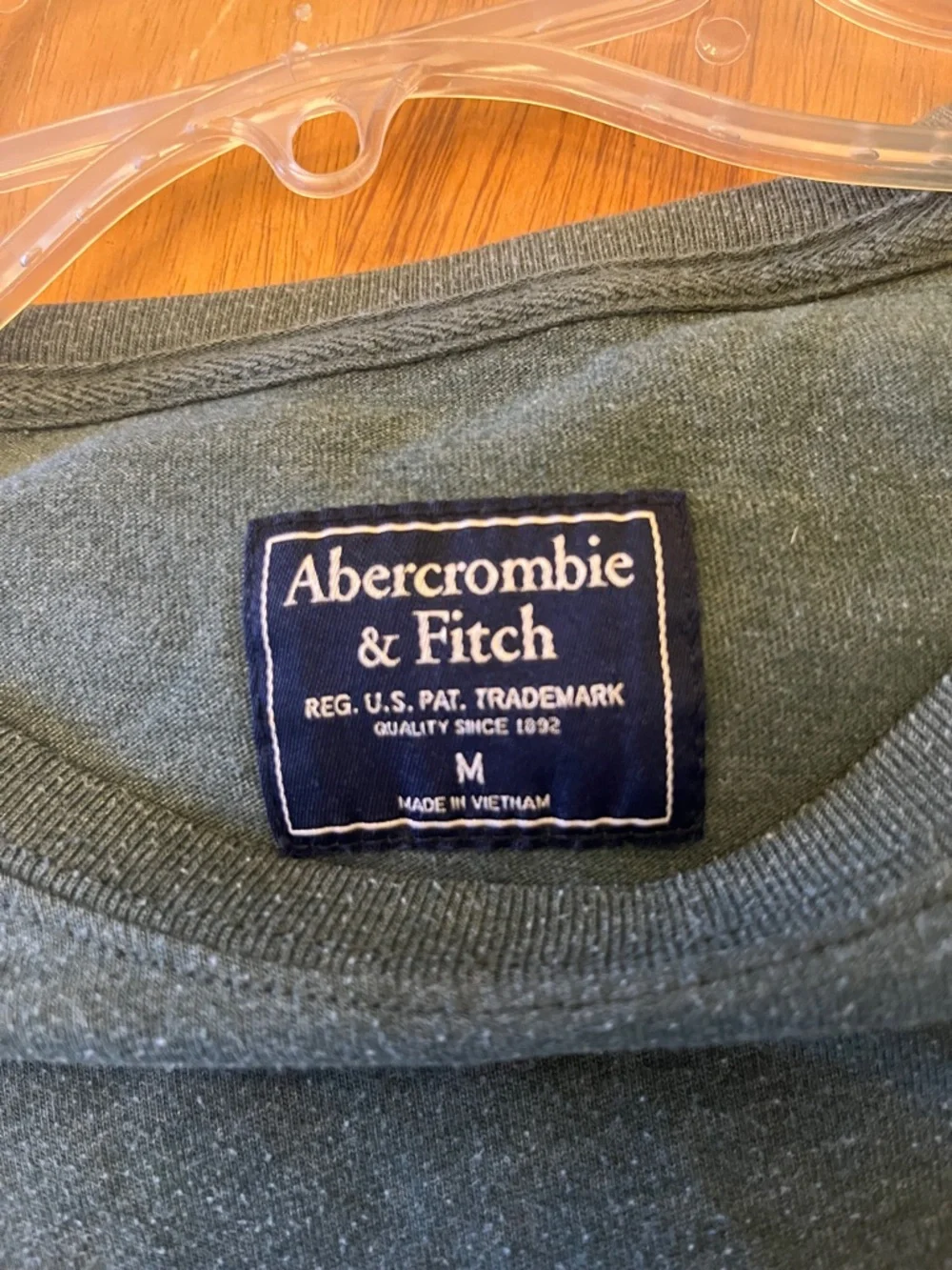 Abercrombie & Fitch Olive Green Logo Crew Tee unisex medium